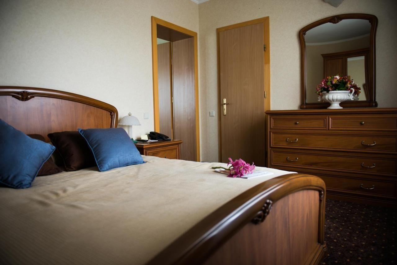 Отель Premier Hotel Dnister Львов-19