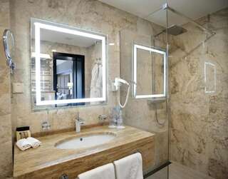 Отель Premier Hotel Dnister Львов Улучшенный люкс-8
